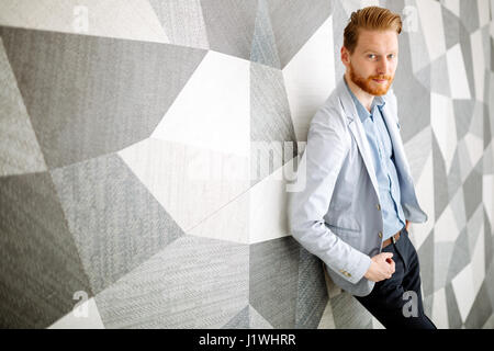 Le gingembre businessman en costume dans office building Banque D'Images