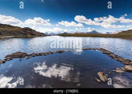 Pierres sur le lac alpin. Les Gardioles. Vallée de la Clarée. Hautes Alpes. France. Europe. Banque D'Images