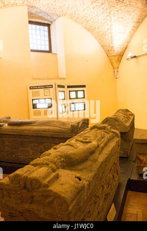 Au Musée d'Archéologie Nationale à Tarquinia, les visiteurs peuvent examiner de près une splendide collection de marbre et d'albâtre sarcophages étrusques. Banque D'Images