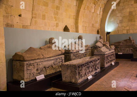 Au Musée d'Archéologie Nationale à Tarquinia, les visiteurs peuvent examiner de près une splendide collection de marbre et d'albâtre sarcophages étrusques. Banque D'Images