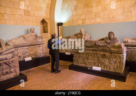 Au Musée d'Archéologie Nationale à Tarquinia, les visiteurs peuvent examiner de près une splendide collection de marbre et d'albâtre sarcophages étrusques. Banque D'Images