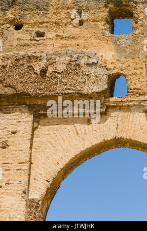 De l'ancienne arche Merenid tombes donnant sur la ville arabe Fes, Maroc, Afrique. Banque D'Images