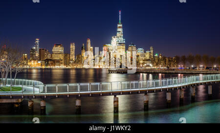 Le quartier financier de la ville de New York et les gratte-ciel de la rivière Hudson à partir de Hoboken, promenade en soirée. Lower Manhattan et passerelle du New Jersey Banque D'Images