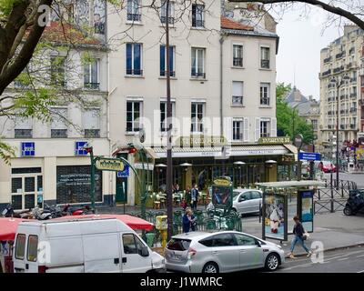 Station de métro Père Lachaise-Ménilmontant, vue sur la rue et l'intersection, Paris, France. Banque D'Images