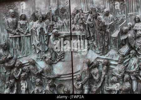 Porte de la cathédrale Almudena (Santa María la Real de la Almudena), Madrid, Espagne. Inauguration de la cathédrale par le Pape Jean Paul II, 1993 Banque D'Images