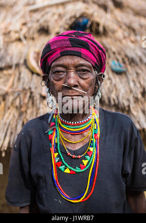 Personnes âgées femme bedick du village d'Iwol, près de la frontière guinéenne Banque D'Images