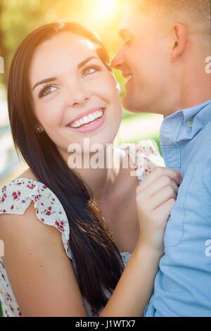 Happy Mixed Race Couple portrait romantique dans le parc. Banque D'Images