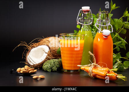 Lunettes avec des jus de légumes frais isolé sur noir. Régime alimentaire de désintoxication. Banque D'Images