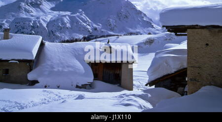 Tiefwinter Grevasalvas im Bergdorf, Blick zum Le Piz de la Margna* Peaceful Mounain Grevasalvas village sous la neige épaisse Banque D'Images