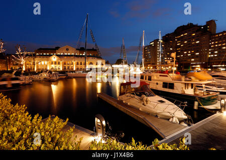 St Katharine Docks de nuit personne présente. C'était une partie de port de Londres, devint l'un des plus célèbres quais commerciaux attirant les touristes. Banque D'Images