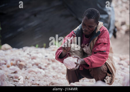 Un mineur de quartz rose artisanale près de Mzimba, Malawi Banque D'Images