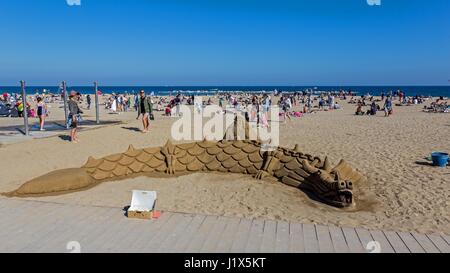 Sand-dragon construit sur la plage de Barcelone, de l'Espagne Banque D'Images