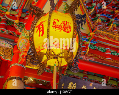 Taipei, Taiwan - le 12 octobre 2016 : décoration et des lanternes chinoises colorées au temple Baoan Banque D'Images