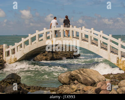 Japon, Taiwan - le 03 octobre 2016 : un pont blanc entre les roches du rivage de l'océan dans le nord de Taïwan, Art in Her Eyes Banque D'Images