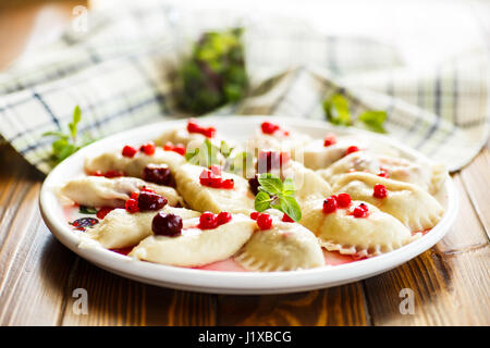 Sweet dumplings bouillis avec cerises et petits fruits Banque D'Images