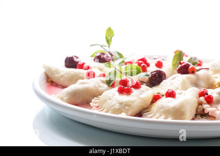 Sweet dumplings bouillis avec cerises et petits fruits Banque D'Images