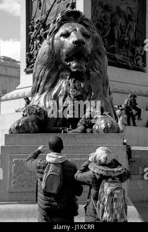Un jour de printemps à Trafalgar Square, Londres, Angleterre, Royaume-Uni Banque D'Images