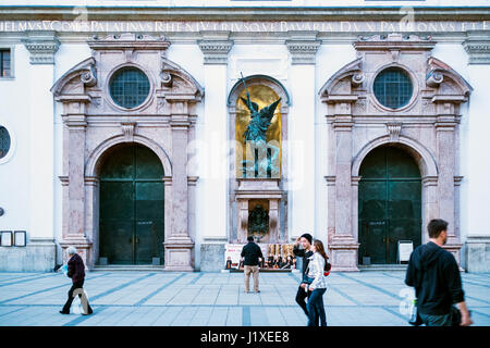 Munich, Bavière, Allemagne - Mars 29, 2017. Portes de l'ancienne église des Jésuites de Saint Michel à Munich. C'est la plus grande église renaissance dans le nord de Banque D'Images