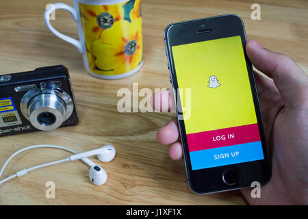 Bangkok, Thaïlande - 22 Avril 2017 : Apple iPhone5s montrant l'écran avec l'application Snapchat. Banque D'Images