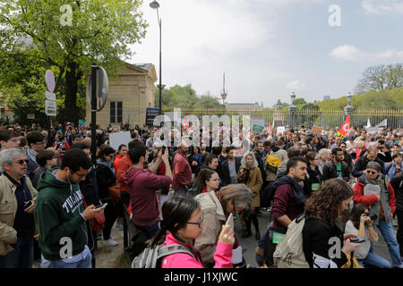 Paris, France. 22 avr, 2017. Plusieurs centaines de militants ont monté pour la marche de la science. Quelques centaines de personnes ont participé à la Journée de la Terre 2017 à Paris sous le slogan 'Marche pour la science'. Il faisait partie d'une journée mondiale, qui a eu lieu dans de nombreuses villes du monde entier. Crédit : Michael Debets/Pacific Press/Alamy Live News Banque D'Images