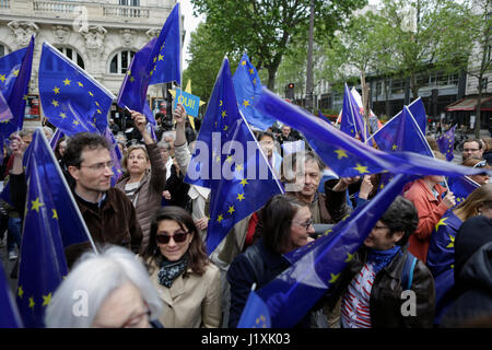 Paris, France. 22 avr, 2017. Vague militants pavillon européen 200 à 300 militants du mouvement d'impulsion de l'Europe a tenu un rassemblement à Parisi et ont défilé dans la ville pour montrer leur attachement à une Europe unie. Le rassemblement faisait partie d'une campagne plus large dans plusieurs villes allemandes et européennes, qui a lieu chaque dimanche. Crédit : Michael Debets/Pacific Press/Alamy Live News Banque D'Images