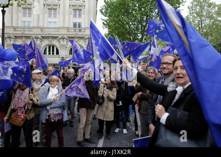 Paris, France. 22 avr, 2017. Vague militants pavillon européen 200 à 300 militants du mouvement d'impulsion de l'Europe a tenu un rassemblement à Parisi et ont défilé dans la ville pour montrer leur attachement à une Europe unie. Le rassemblement faisait partie d'une campagne plus large dans plusieurs villes allemandes et européennes, qui a lieu chaque dimanche. Crédit : Michael Debets/Pacific Press/Alamy Live News Banque D'Images