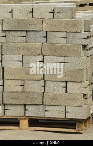 Un ensemble de briques et blocs de béton gris sur un site de construction Banque D'Images