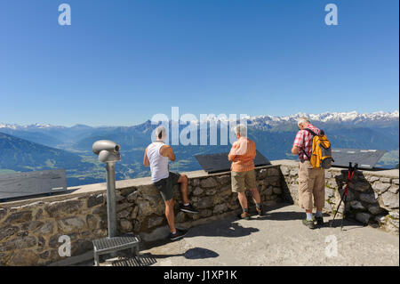 Trois personnes d'admirer la vue panoramique de la station de téléphérique Hefelekar, Innsbruck, Tirol, Autriche Banque D'Images