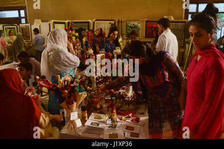 Lahore, Pakistan. Apr 23, 2017. Peuple Pakistanais s'intéresse aux objets faits à la main pendant trois jours d'Exposition des Arts et Métiers par Daachi Foundation de l'hôtel local. Fondation Daachi - un village d'artisans ; est une organisation sans but lucratif qui est actuellement mis en place pour promouvoir les arts et d'artisanat du Pakistan. Credit : Rana Sajid Hussain/Pacific Press/Alamy Live News Banque D'Images