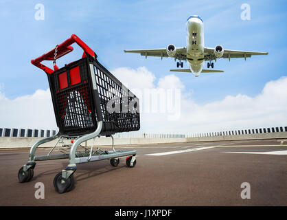 Photo de vides en plastique noir panier debout à toit ouvert de stationnement d'un centre commercial avec le vol air plane dans le ciel sur l'arrière-plan Banque D'Images