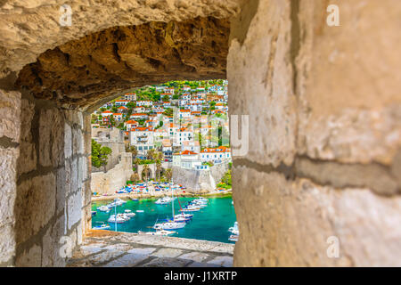 Trou en pierre vue panoramique en Croatie, Dubrovnik port de mer. Banque D'Images