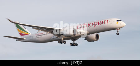 Ethiopian Airlines Airbus A350 ET-RTA en approche finale à l'aéroport de Londres Heathrow LHR Banque D'Images