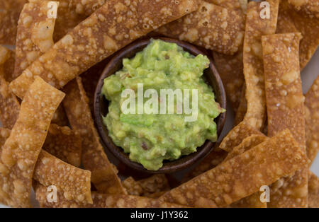 Petit bol de Guacamole entouré par des bandes de puce Banque D'Images