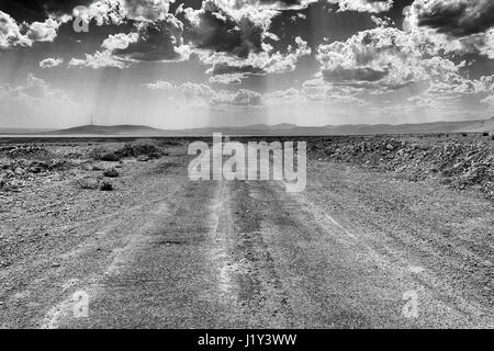 Au milieu de la route vide attals région, Maroc Banque D'Images