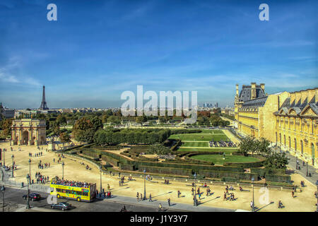 Vue aérienne sur les jardins des Tuileries près de Louvre Palais Royal avec l'Arc de triomphe du Carrousel et de la Tour Eiffel à Paris, France. Banque D'Images