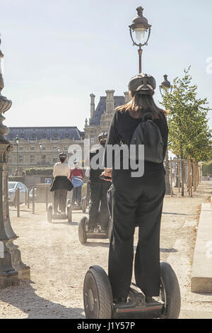 Un tour de segway à Paris près du Louvre. À l'arrière vu touristiques visites à travers Paris sur ce dispositif motorisé. Banque D'Images