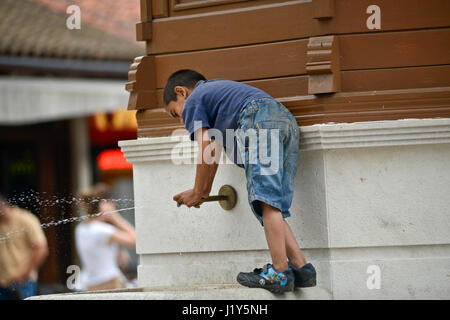 Garçon jouant dans la fontaine Sebilj. Bascarsija, Sarajevo Banque D'Images