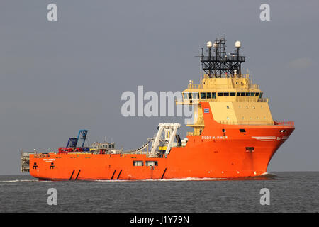 SIDDIS MARINER sur l'Elbe. Les SIDDIS Mariner est un navire d'approvisionnement électriques diesel et pipe carrier, détenu et exploité par Siem au large. Banque D'Images