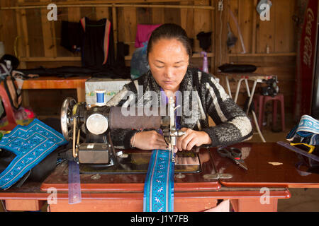 Les femmes Hmong en vêtements traditionnels de la ville de Phonsavan dans la province de Xieng Khuang Lao du nord en southeastasia. Banque D'Images