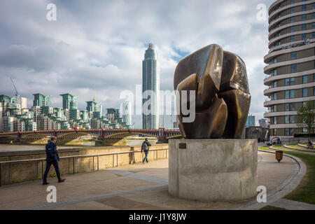 Henry Moore, dispositif de verrouillage, 1963-1964, Riverside Walk Gardens, Milbank, London, UK Banque D'Images