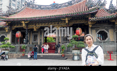 Taipei, Taiwan - Apr 21, 2017 : Monga, ce nom Wanhua, berceau de la ville de Taipei, la ville la plus ancienne rue de l'ombre hat site cuisine bouche Daxi Banque D'Images