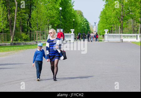 TALLINN, ESTONIE - 15 MAI : promenade dans le parc de Kadriorg, 15 mai 2016 à Tallinn, Estonie. Banque D'Images