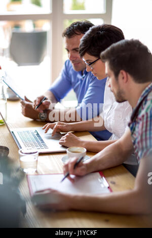 Businessman using laptop in coffee shop Banque D'Images