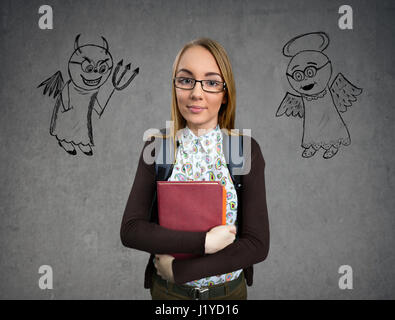 Jeune nerd Girl standing entre l'ange et diable dessins Banque D'Images