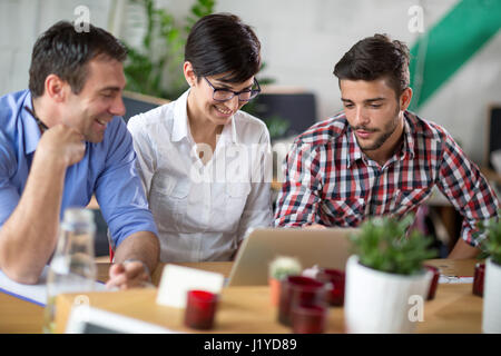 Businessman et students smiling in coffee shop Banque D'Images