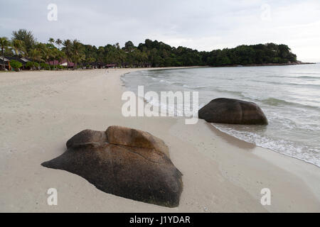 De gros rochers sur une plage des Jardins Nirvana sur Palau Bintan en Indonésie Banque D'Images