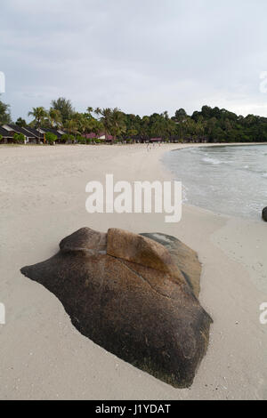 De gros rochers sur une plage des Jardins Nirvana sur Palau Bintan en Indonésie Banque D'Images