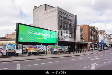 Shoreditch High Street view avec grand affichage numérique montrant un complément du réseau social Twitter de l'entreprise Banque D'Images