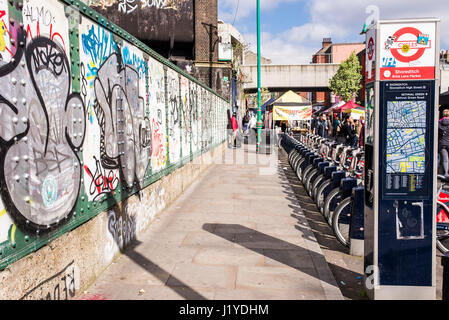 Street View de Brick Lane avec les cycles de Santander station d'accueil. Shoreditch, London, UK Banque D'Images