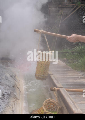 La cuisson des œufs et des légumes dans l'eau de sources thermales de montagne Taiping à Taiwan Banque D'Images